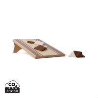 Dom in vrt VINGA igra Cornhole